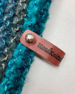 Nahkamerkki Hand Knitted