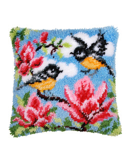 Ryijytyynynpäällinen Magnolioiden keskellä