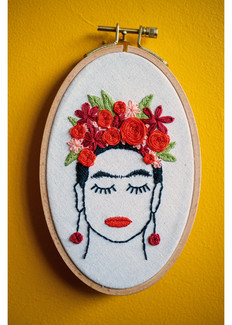 Kirjontapakkaus Taulu Frida
